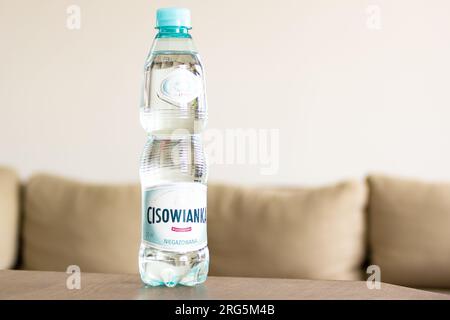 OSTRAVA, TSCHECHISCHE REPUBLIK - 21. JUNI 2023: Cisowianka natürliches Wasser aus Polen in einer kleinen 500ml-ml-Plastikflasche Stockfoto