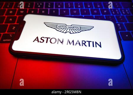 China. 07. Aug. 2023. In dieser Fotoabbildung wird das Aston Martin Logo auf dem Bildschirm eines Smartphones angezeigt. Aston Martin ist ein britischer Luxushersteller von Sportwagen, der 1913 gegründet wurde. Der Name des Unternehmens stammt aus Aston-Clinton Hill, wo einer der Gründer, Lionel Martin, das Singer-10-Rennen gewann. Kredit: SOPA Images Limited/Alamy Live News Stockfoto