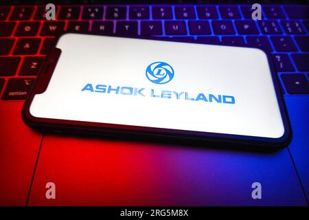 China. 07. Aug. 2023. In dieser Fotoabbildung wird das Ashok Leyland Logo auf dem Bildschirm eines Smartphones angezeigt. Ashok Leyland ist ein Automobilunternehmen mit Hauptsitz in Chennai, Indien. Es behauptet, zu den zehn größten Nutzfahrzeugherstellern der Welt zu gehören. Das Unternehmen gehört zur Hinduja-Gruppe. Kredit: SOPA Images Limited/Alamy Live News Stockfoto