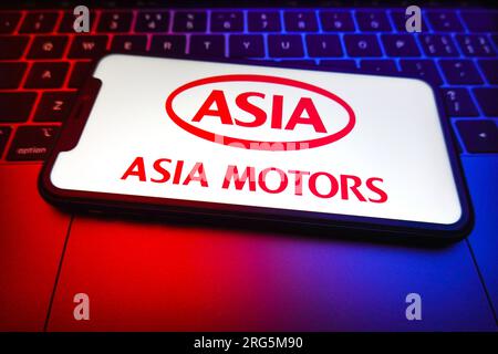 China. 07. Aug. 2023. In dieser Abbildung wird das Asia Motors Logo auf dem Bildschirm eines Smartphones angezeigt. Asia Motors war ein südkoreanisches Automobilunternehmen, das von 1965 bis 1999 tätig war. Es produzierte eine Reihe von Fahrzeugen, darunter Pkw, Nutzfahrzeuge und Militärfahrzeuge, und war bekannt für seine langlebigen und erschwinglichen Modelle. Kredit: SOPA Images Limited/Alamy Live News Stockfoto