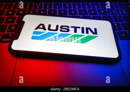 China. 07. Aug. 2023. In dieser Fotoabbildung wird das Austin Logo auf dem Bildschirm eines Smartphones angezeigt. Austin ist der Name einer früheren Automobilmarke, die 1905 im Vereinigten Königreich gegründet wurde und 1952 den Betrieb einstellte. Das Unternehmen war nicht nur für seine eleganten Limousinen berühmt, sondern auch für Nutzfahrzeuge und sogar Flugzeuge, die während des Ersten Weltkriegs gebaut wurden Kredit: SOPA Images Limited/Alamy Live News Stockfoto