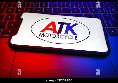 China. 07. Aug. 2023. In dieser Abbildung wird das ATK-Logo auf dem Bildschirm eines Smartphones angezeigt. ATK ist eines der führenden unabhängigen Motorradunternehmen in Amerika. Sie sind besonders berühmt für ihre Renn- und Sportmotorräder, die eine beachtliche Leistung und Ausdauer bieten. Sie sind seit 1984 dabei, als das erste Motorrad dieser Marke auf den Markt kam. Kredit: SOPA Images Limited/Alamy Live News Stockfoto