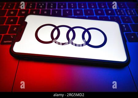 China. 07. Aug. 2023. In dieser Fotoabbildung wird das Audi Logo auf dem Bildschirm eines Smartphones angezeigt. Audi ist die ikonische Automobilmarke aus Deutschland, die für ihre luxuriöse Limousine und Allradfahrzeuge mit überragender Qualität und Design bekannt ist. Heute sind Audi Autos auf der ganzen Welt bekannt und bewundert, und der Name der Marke ist zum Synonym für das High-End-Fahrerlebnis geworden. Kredit: SOPA Images Limited/Alamy Live News Stockfoto