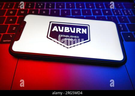 China. 07. Aug. 2023. In dieser Fotoabbildung wird das Auburn Logo auf dem Bildschirm eines Smartphones angezeigt. Auburn ist der Name des amerikanischen Autoherstellers, der 1900 von den Brüdern Eckhart gegründet wurde. Das Unternehmen war auf die Herstellung eleganter Limousinen und Cabriolets spezialisiert und berühmt für seine Zusammenarbeit mit den interessantesten und kreativsten Designern der Branche. Die Produktion von Fahrzeugen unter der Marke wurde 1937 eingestellt. Kredit: SOPA Images Limited/Alamy Live News Stockfoto