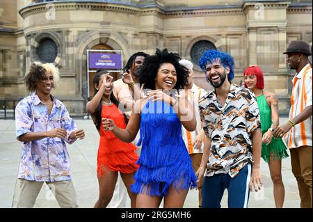 Edinburgh, Schottland, Großbritannien. 7. Aug 2023. Edinburgh Fringe: Havana Street Party, eine spektakuläre Tanzshow im Sommer ab Kuba. Aufführung vor der McEwan Hall am Bristo Square. Craig Brown/Alamy Live News Stockfoto