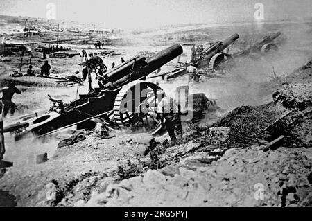 WESTFRONT, FRANKREICH - circa 1916 - Britische Armee Royal Artillery Crews feuern auf deutsche Positionen während des Grabenkrieges der Westfront du Stockfoto