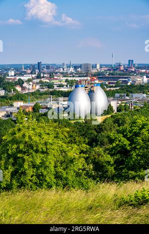 Blick auf das Stadtzentrum von Dortmund von der Deusenberg-Schlacke, vor den Verdauungstürmen der Emscher-Kläranlage Deusen, NRW Stockfoto