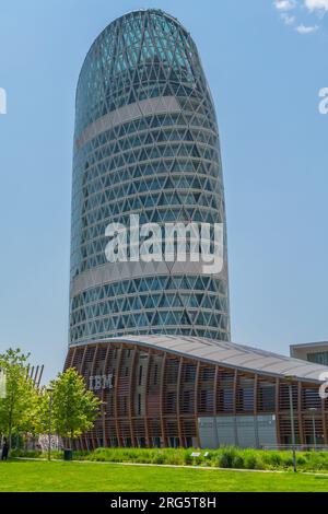 Mailand, Italien - 21. Mai 2023: Wolkenkratzer und Garten im Viertel Porta Nuova, Mailand, Lombardei, Stockfoto