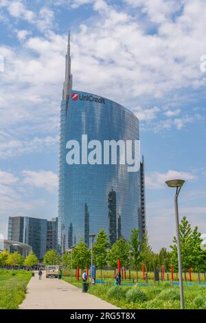 Mailand, Italien - 21. Mai 2023: Wolkenkratzer und Garten im Viertel Porta Nuova, Mailand, Lombardei, Stockfoto