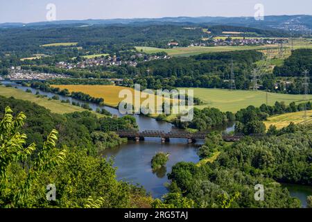 Die Ruhr bei Hagen, Eisenbahnbrücke, Mündung des Flusses Lippe in die Ruhr, grüne Ruhrlandschaft, hinten die Brücke der Autobahn A1 über die Ruhr, NRW, Stockfoto