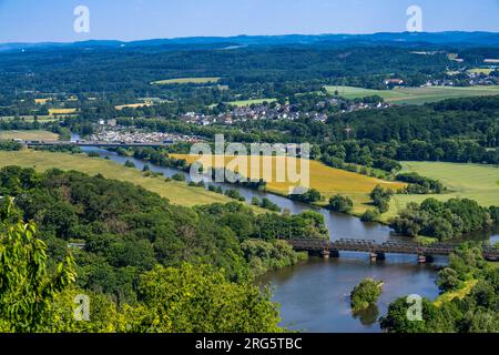 Die Ruhr bei Hagen, Eisenbahnbrücke, Mündung des Flusses Lippe in die Ruhr, grüne Ruhrlandschaft, hinten die Brücke der Autobahn A1 über die Ruhr, NRW, Stockfoto