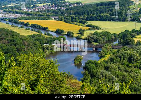 Die Ruhr bei Hagen, Eisenbahnbrücke, Mündung des Flusses Lippe in die Ruhr, grüne Ruhrlandschaft, hinten die Brücke der Autobahn A1 über die Ruhr, NRW, Stockfoto