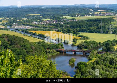 Die Ruhr bei Hagen, Eisenbahnbrücke, Mündung des Flusses Lippe in die Ruhr, grüne Ruhrlandschaft, hinten die Brücke der Autobahn A1 über die Ruhr, NRW, Stockfoto