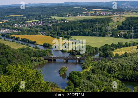 Die Ruhr bei Hagen, Eisenbahnbrücke, Mündung des Flusses Lippe in die Ruhr, grüne Ruhrlandschaft, hinten die Brücke der Autobahn A1 über die Ruhr, NRW, Stockfoto