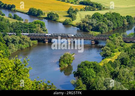 Die Ruhr bei Hagen, Eisenbahnbrücke, Mündung des Flusses Lippe in die Ruhr, grüne Ruhrlandschaft, hinten die Brücke der Autobahn A1 über die Ruhr, NRW, Stockfoto