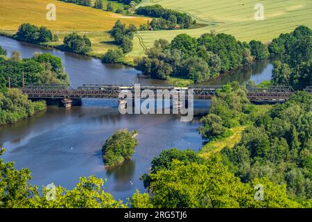 Die Ruhr bei Hagen, Eisenbahnbrücke, Mündung des Flusses Lippe in die Ruhr, grüne Ruhrlandschaft, hinten die Brücke der Autobahn A1 über die Ruhr, NRW, Stockfoto