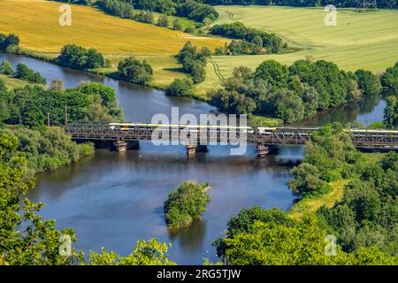 Die Ruhr bei Hagen, Eisenbahnbrücke, Mündung des Flusses Lippe in die Ruhr, grüne Ruhrlandschaft, hinten die Brücke der Autobahn A1 über die Ruhr, NRW, Stockfoto