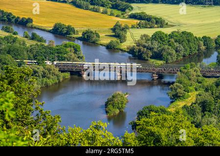 Die Ruhr bei Hagen, Eisenbahnbrücke, Mündung des Flusses Lippe in die Ruhr, grüne Ruhrlandschaft, hinten die Brücke der Autobahn A1 über die Ruhr, NRW, Stockfoto