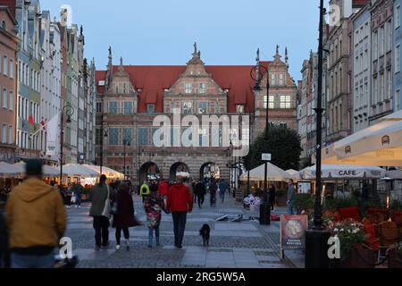 Długi Targ (langer Markt), der Hauptplatz der Altstadt von Gdańsk, Polen, mit Blick auf die Brama Zielona (Grüne Tür) Stockfoto