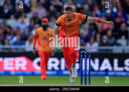 Manchester, Großbritannien. 07. Aug. 2023. Tom Helm Bowling für Birmingham Phoenix während des Spiels Manchester Originals vs Birmingham Phoenix in Old Trafford, Manchester, Großbritannien, 7. August 2023 (Foto von Conor Molloy/News Images) in Manchester, Großbritannien, am 8./7. August 2023. (Foto: Conor Molloy/News Images/Sipa USA) Guthaben: SIPA USA/Alamy Live News Stockfoto