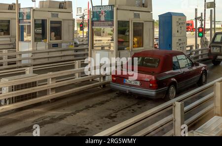 Autobahnausstellung für Fahrzeuge in der Nähe von Le Havre, Nordfrankreich, Europa. Stockfoto