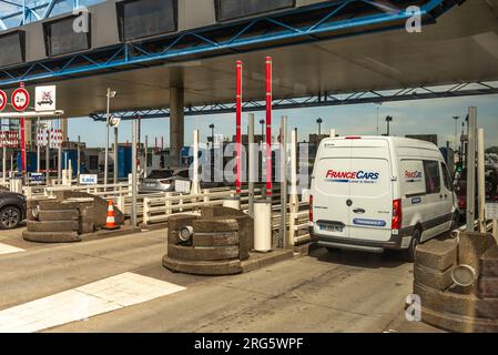 Autobahnausstellung für Fahrzeuge in der Nähe von Le Havre, Nordfrankreich, Europa. Weißer Lieferwagen auf der Durchreise. Stockfoto