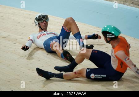 Der britische Ethan Vernon war am Boden, nachdem er während des fünften Tages der UCI-Radweltmeisterschaft 2023 beim Sir Chris Hoy Velodrome in Glasgow mitten im Ausscheidungsrennen der Men's Elite abgestürzt ist. Foto: Montag, 7. August 2023. Stockfoto