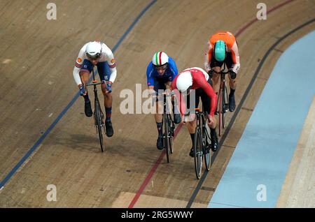 Ethan Vernon aus Großbritannien (links) ist auf dem Weg, Gold im Ausscheidungsrennen der Men's Elite zu gewinnen, und zwar am fünften Tag der UCI-Radweltmeisterschaft 2023 bei der Sir Chris Hoy Velodrome in Glasgow. Foto: Montag, 7. August 2023. Stockfoto