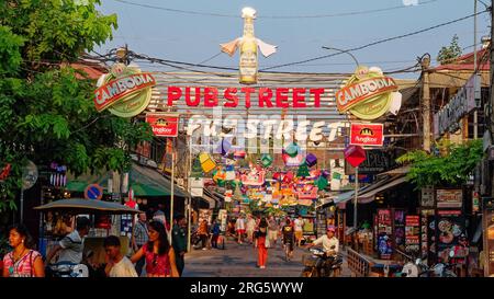 Siem Reap, Kambodscha, 22. Dezember 2018. Festliche Atmosphäre am Abend in der Pub Street, der berühmten kambodschanischen Straße, festliche Stadtdekorationen. Stockfoto