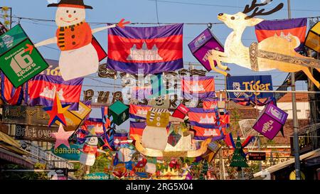 Siem Reap, Kambodscha, 22. Dezember 2018. Feierliche Weihnachtsdekorationen der Stadt, weihnachtsgirlanden in kambodscha, Festival. Stockfoto