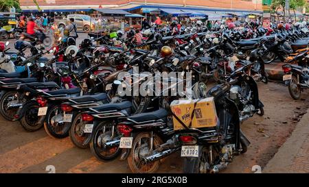 Siem Reap, Kambodscha, 22. Dezember 2018. Typischer asiatischer Parkplatz für Mopeds, viele Fahrzeuge auf dem Parkplatz, Roller. Stockfoto