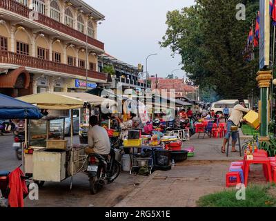 Siem Reap, Kambodscha, 22. Dezember 2022. Ein farbenfroher Straßenmarkt in Kambodscha, Händler in der Nähe von Einkaufswagen. Stockfoto