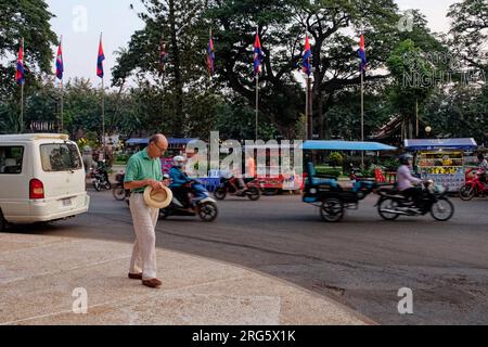 Siem Reap, Kambodscha, 22. Dezember 2018. Ein einsamer, älterer, respektabler, weißer Mann, der in einer kambodschanischen Stadt eine Straße entlanggeht. Stockfoto