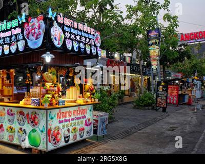 Siem Reap, Kambodscha, 22. Dezember 2022. Ein Straßenwagen, der Obst und Getränke auf der Straße verkauft, Stadtschilder Stockfoto