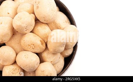 Gefriergetrocknete Süßigkeiten mit Honiggeschmack, isoliert auf weißem Hintergrund Stockfoto