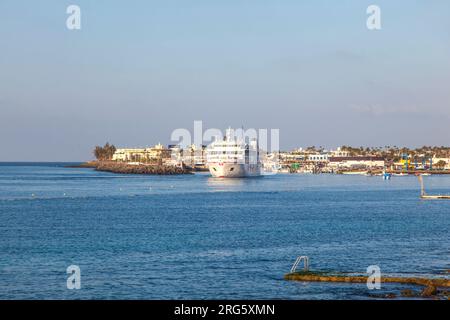 PLAYA BLANCA, SPANIEN - 2. APRIL: Die Fähre Volcan de Timanfaya ARMAS fährt am 02,2012. April in Playa Blanca, Spanien, in den Hafen ein. Es verbindet 6 mal dail Stockfoto