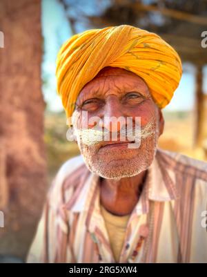 Kopf- und Schulterporträt eines Wüstenflötenspielers, Jaisalmer, Rajasthan, Indien Stockfoto
