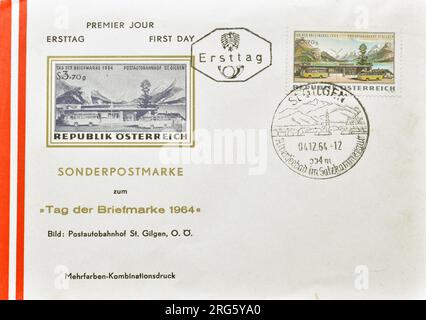 Anschreiben für den ersten Tag, gedruckt von Österreich, mit storniertem Poststempel, auf dem das Postbahnterminal St. Gilgen, ungefähr 1964. Stockfoto