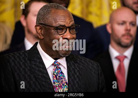 Washington, Usa. 07. Aug. 2023. Houston Astros Manager Dusty Baker während einer Veranstaltung mit Präsident Joe Biden, bei der die Weltmeisterschaften 2022 im East Room des Weißen Hauses am 7. August 2023 in Washington, DC, willkommen geheißen wurden. (Foto: Samuel Corum/Sipa USA) Guthaben: SIPA USA/Alamy Live News Stockfoto