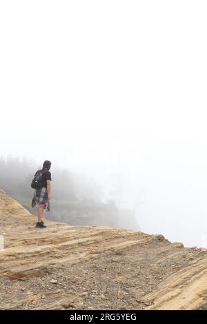 Ein Mann steht am Rand einer Klippe im Shore Acres State Park in Coos Bay, Oregon. Stockfoto