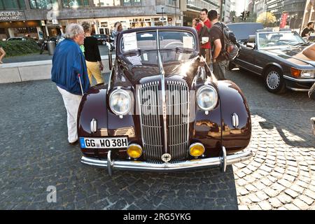 FRANKFURT, DEUTSCHLAND - Okt 2: Oldtimer-Treffen am 2,2011. Okt in Frankfurt. Ein Opel-Admiral Oldtimer, präsentiert von der Veranstaltung '7. Oldtimercity' o Stockfoto
