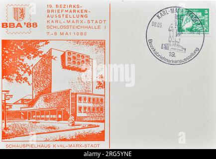 Postkarte mit stornierter Briefmarke, gedruckt von Ostdeutschland, die für die Briefmarkenausstellung in Karl-Marx-Stadt, ca. 1988, wirbt. Stockfoto