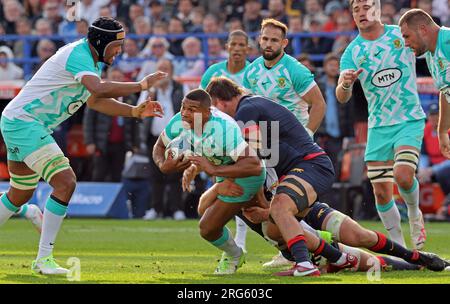 Südafrikas Springbooks Damian Willemse (C) wird vom argentinischen Los Pumas Pablo Matera (C-R) während ihres internationalen Rugby-Union-Testspiels vor der nächsten Rugby-Weltmeisterschaft 2023 am 5. August 2023 im Jose Amalfitani Stadion in Buenos Aires angegriffen. (Foto: Alejandro Pagni / PHOTOxPHOTO) Stockfoto