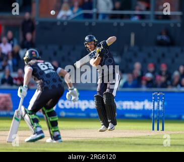 7. August 2023; Old Trafford Cricket Ground, Manchester, England: The 100 Mens Cricket, Manchester Originals gegen Birmingham Phoenix; Laurie Evans von Manchester Originals spielt über seinem Teamkollegen und Kapitän Jos Buttler Stockfoto