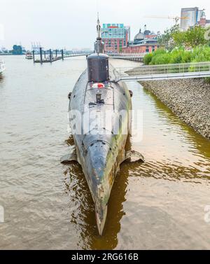 HAMBURG, DEUTSCHLAND - AUG 24: U-Boot B-515 der sowjetischen Tango-Klasse wird am 14,2011. August in Hamburg zu Besuch sein. Für die Reconna wurde die Tango-Klasse B-515 eingesetzt Stockfoto