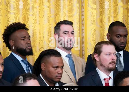 Washington, Usa. 07. Aug. 2023. Houston Astros Pitcher Jeremy Verlander schaut bei einer Zeremonie von Präsident Joe Biden zur Feier des Gewinns der Astros 2022 World Series im East Room des Weißen Hauses in Washington, DC, am Montag, den 7. August 2023. Verlander feierte diese Woche sein Astro-Debüt nach einem zweijährigen Vertrag mit den New York Mets. Foto: Bonnie Cash/Pool/ABACAPRESS.COM Guthaben: Abaca Press/Alamy Live News Stockfoto