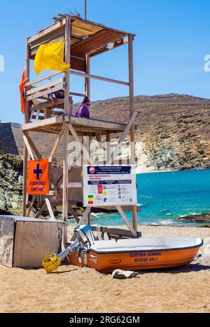 Rettungsschwimmturm am Kolimbithra Beach, Tinos. Stockfoto