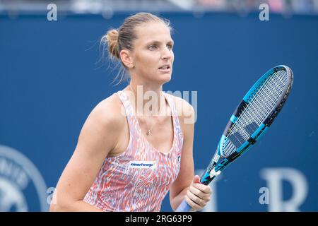 07. August 2023: Karolina Pliskova (CZE) wartet während des Spiels der WTA National Bank Open in der ersten Runde im IGA-Stadion in Montreal, Quebec. Daniel Lea/CSM Stockfoto