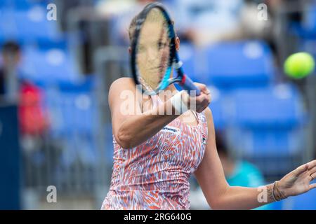 07. August 2023: Karolina Pliskova (CZE) gibt den Ball während des Spiels der WTA National Bank Open in der ersten Runde im IGA-Stadion in Montreal, Quebec, zurück. Daniel Lea/CSM (Kreditbild: © Daniel Lea/Cal Sport Media) Stockfoto