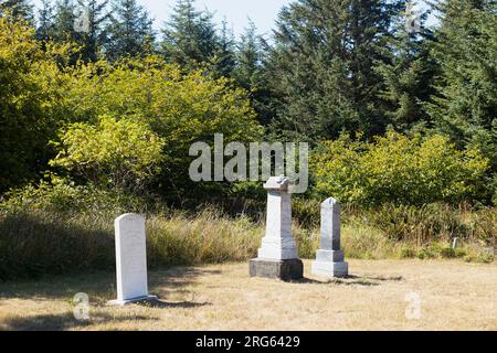 Grabsteine auf dem Pioneer Cemetery im Cape Blanco State Park in Port Orford, Oregon. Stockfoto